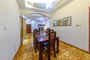 Apartamento, 1 habitación, balcón, vistas al jardín | Comedor