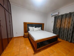 Room - Charming Apartment in Heart of Douala's Makepe Neighborhood (Douala)