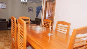 Appartamento, 1 camera da letto, balcone, vista giardino | Sala da pranzo