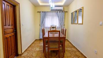 Apartment, 1 Bedroom, Balcony, Garden View | Dining room