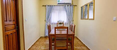 Apartment, 1 Bedroom, Balcony, Garden View | Dining room