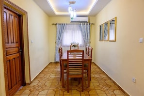 Apartamento, 1 quarto, sacada, vista para o jardim | Sala de jantar