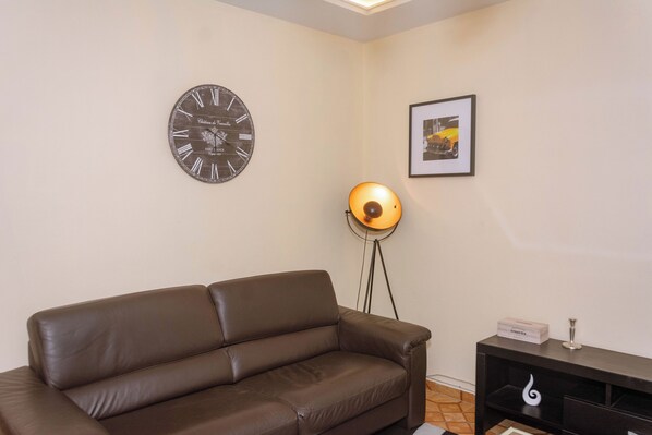 Apartment, 1 Bedroom, Balcony, Garden View | Living room