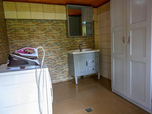 Chambre, 1 chambre, balcon, vue jardin | Intérieur