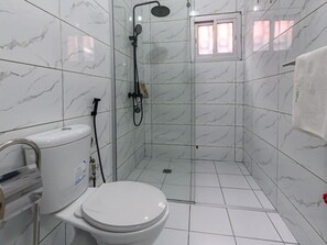 Chambre, 1 chambre, balcon, vue sur le jardin | Salle de bain