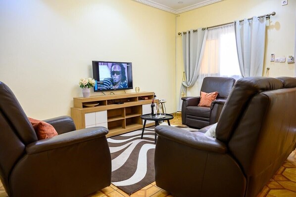 Apartment, 1 Bedroom, Balcony, Garden View | Living room