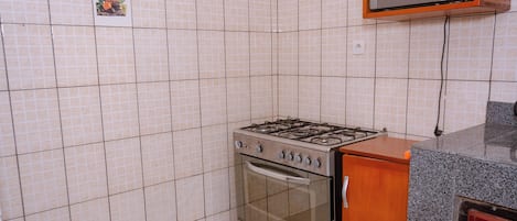 Apartment, 1 Bedroom, Balcony, Garden View | Private kitchen