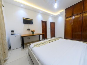 Room, 1 Bedroom, Balcony, Garden View | Room amenity