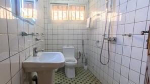 Room, 1 Bedroom, Balcony, Garden View | Bathroom