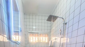 Room, 1 Bedroom, Balcony, Garden View | Bathroom