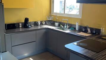 Een microgolfoven, een oven, een kookplaat, een vaatwasser