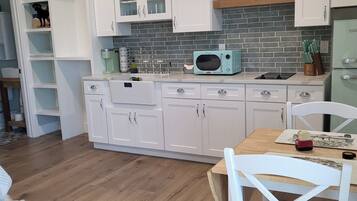 Jääkaappi, mikroaaltouuni, liesi, kahvin-/teenkeitin