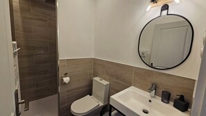 Douche, sĂšche-cheveux, serviettes fournies, savon