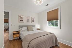 2 Schlafzimmer, Zimmersafe, Schreibtisch, Bügeleisen/Bügelbrett