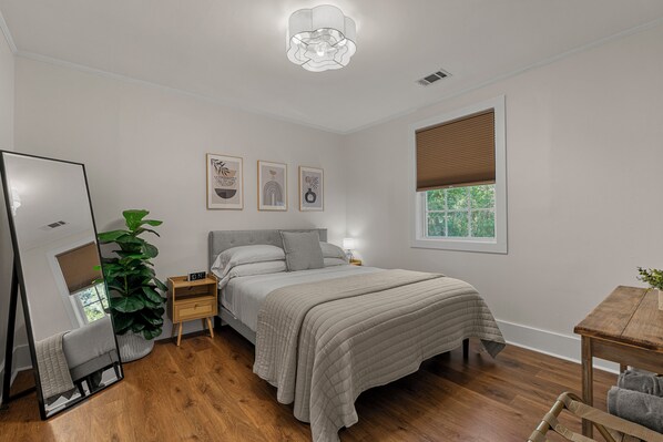 2 bedrooms, in-room safe, desk, iron/ironing board