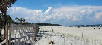 New Listing! Pinky's Palace - Cozy Bungalow minutes from Parris Island