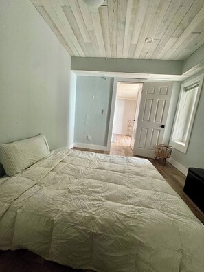 2 bedrooms, iron/ironing board, internet, bed sheets