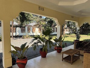 Terrace/patio - Amazing 2-bedroom bed & breakfast in Arusha (Arusha)