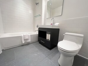 Sèche-cheveux, serviettes fournies, savon, papier toilette