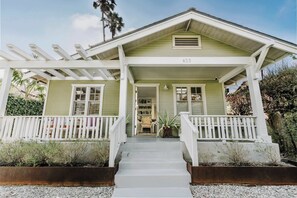 Exterior - Venice 2BR and Guest Studio with Tub & Garden (Los Angeles)