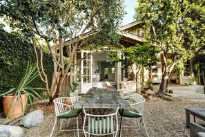 Outdoor dining - Venice 2BR and Guest Studio with Tub & Garden (Los Angeles)