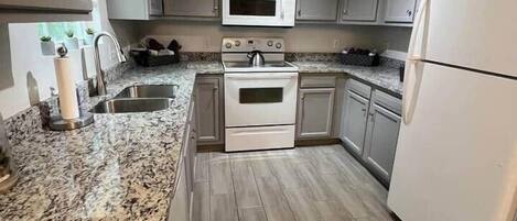 Réfrigérateur, micro-ondes, four, plaque de cuisson