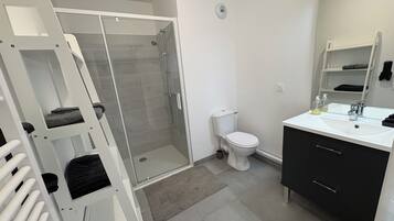 Serviettes fournies, papier toilette