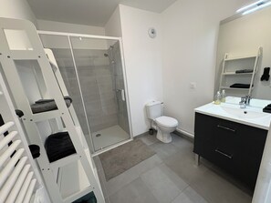Serviettes fournies, papier toilette