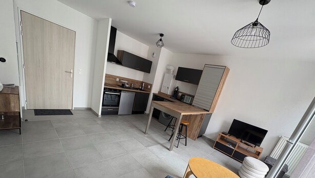 A modern apartment with a kitchen, dining area, and living space. - Apartment in quiet residence (Cherbourg-en-Cotentin)