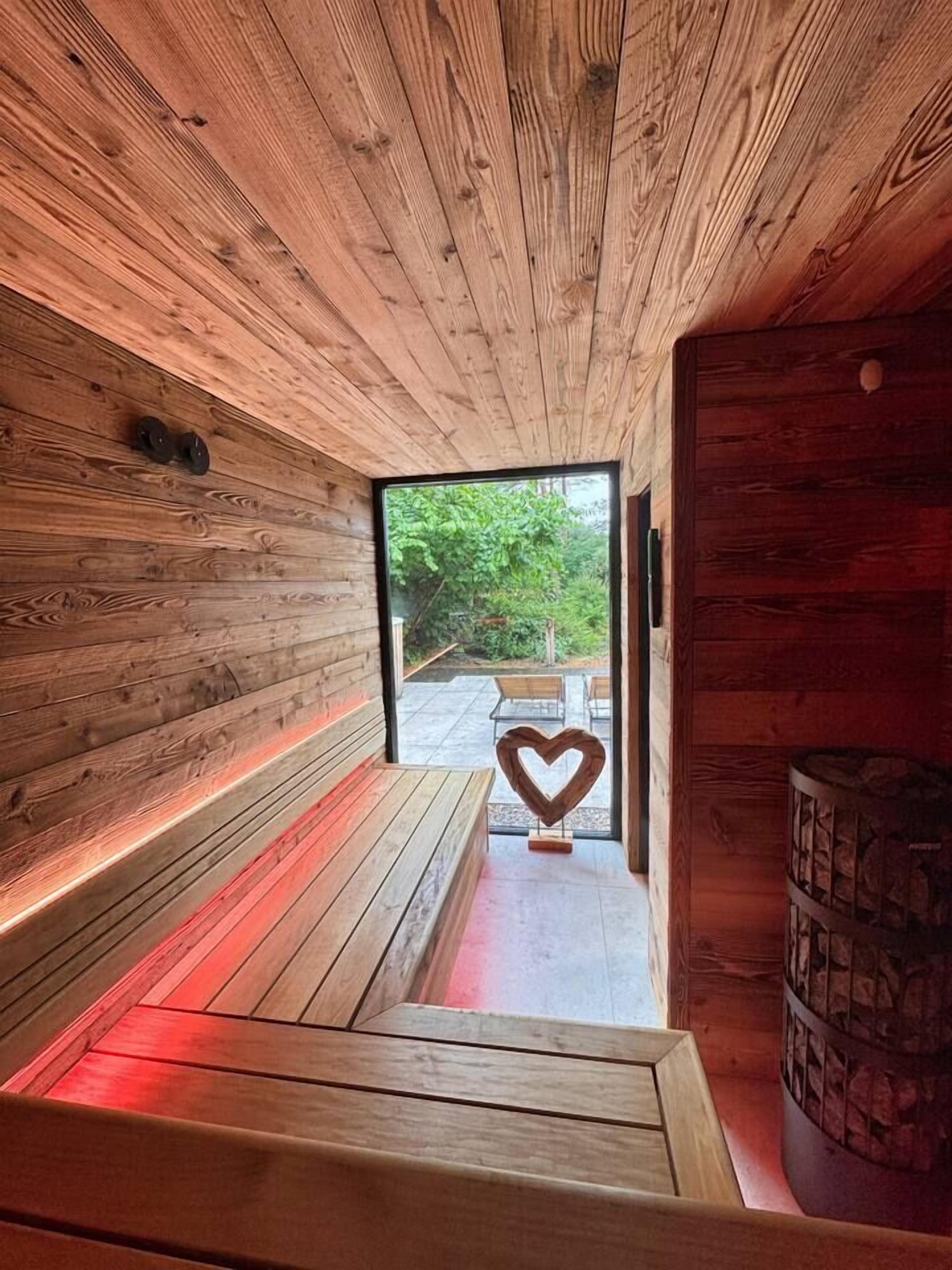Interior de madera con bancos y una decoración en forma de corazón.