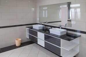 Junior Suite, Sea View | Bathroom | Shower, towels, soap, shampoo