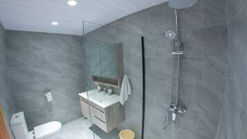 Habitación doble superior | Baño | Regadera, secadora de cabello, toallas, papel de baño