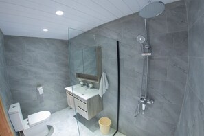 Superior Double Room | Bathroom | Shower, hair dryer, towels, toilet paper - Casa Maria (Port Louis)
