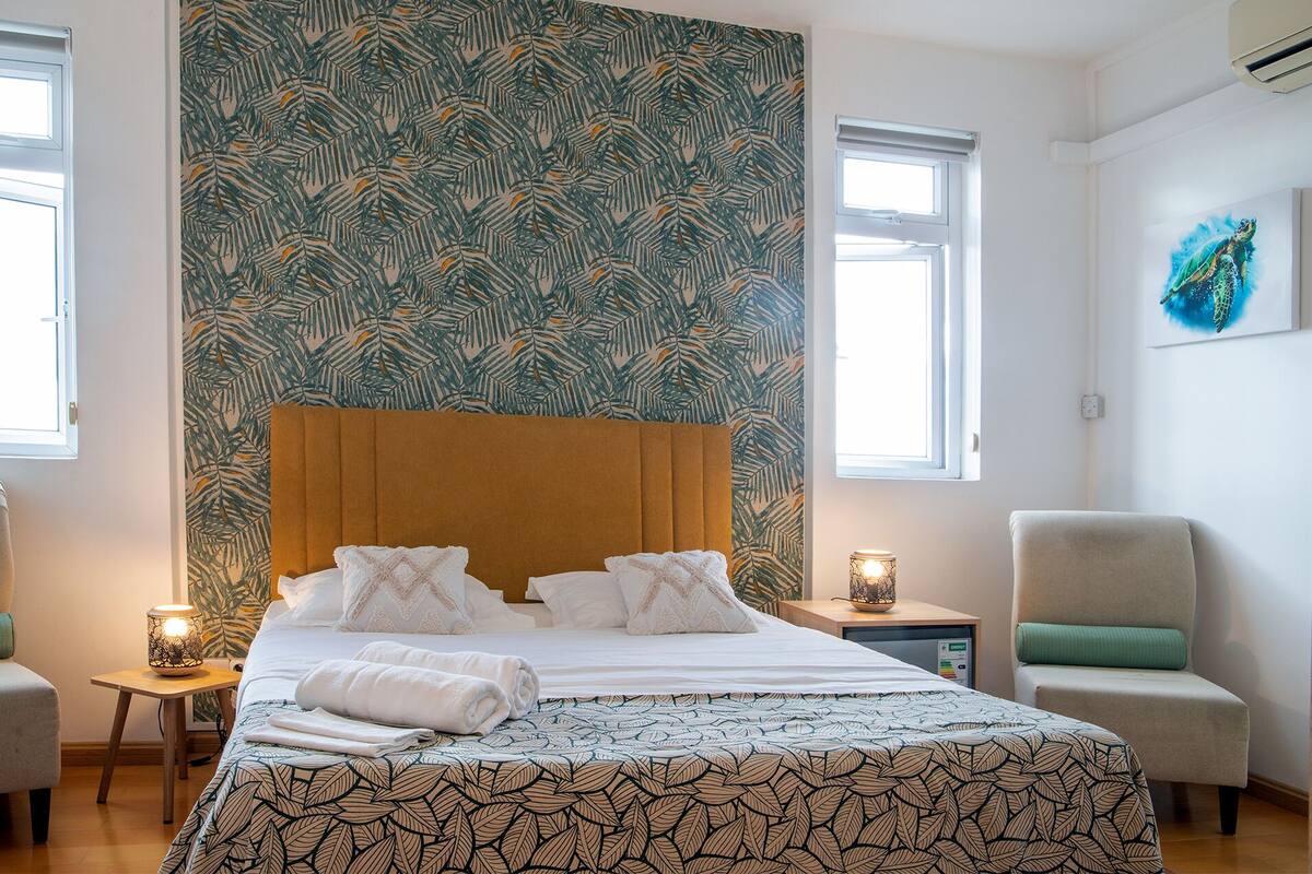 Habitación doble superior, vista al mar | Ropa de cama hipoalergénica y minibar