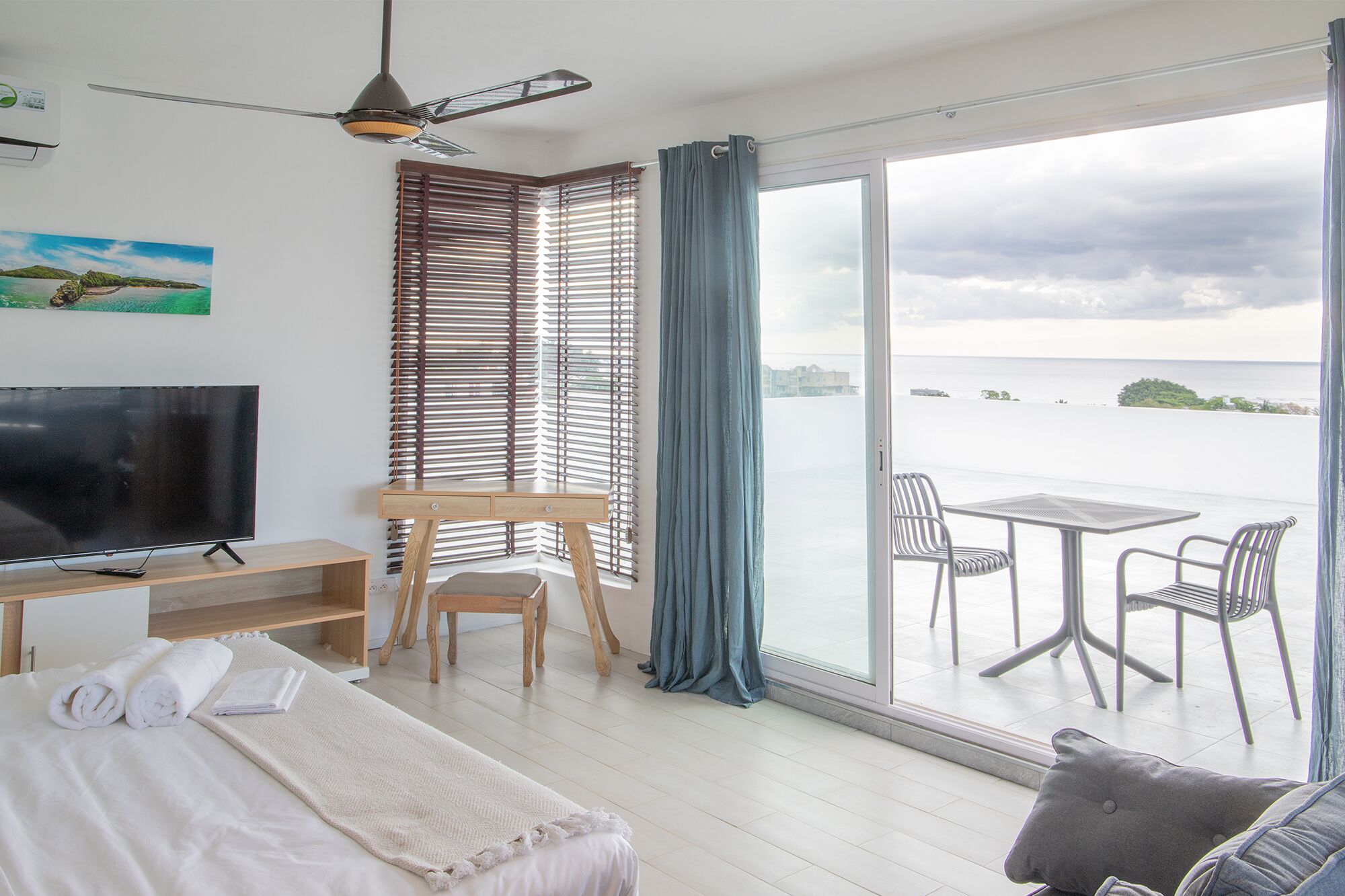Junior Suite, Balcony, Sea View | Living area | LED TV
