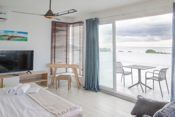 Junior Suite, Balcony, Sea View | Living area | LED TV - Casa Maria (Port Louis)