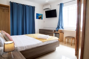 Deluxe Double Room, Sea View | Peralatan tempat tidur hipoalergenik, bar mini, peti besi dalam bilik