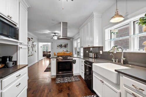 Lincoln Square Sunny 3BR-1Bath Condo – Family-Friendly, Walk to Everything!