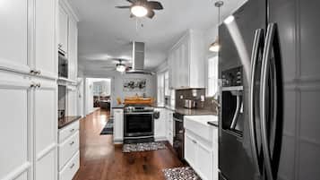 Microondas, horno, parrilla de estufa y lavavajillas