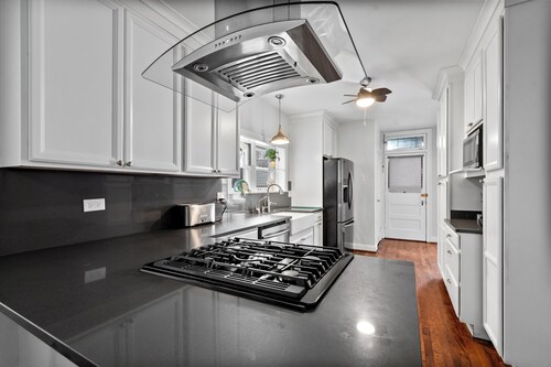 Lincoln Square Sunny 3BR-1Bath Condo – Family-Friendly, Walk to Everything!