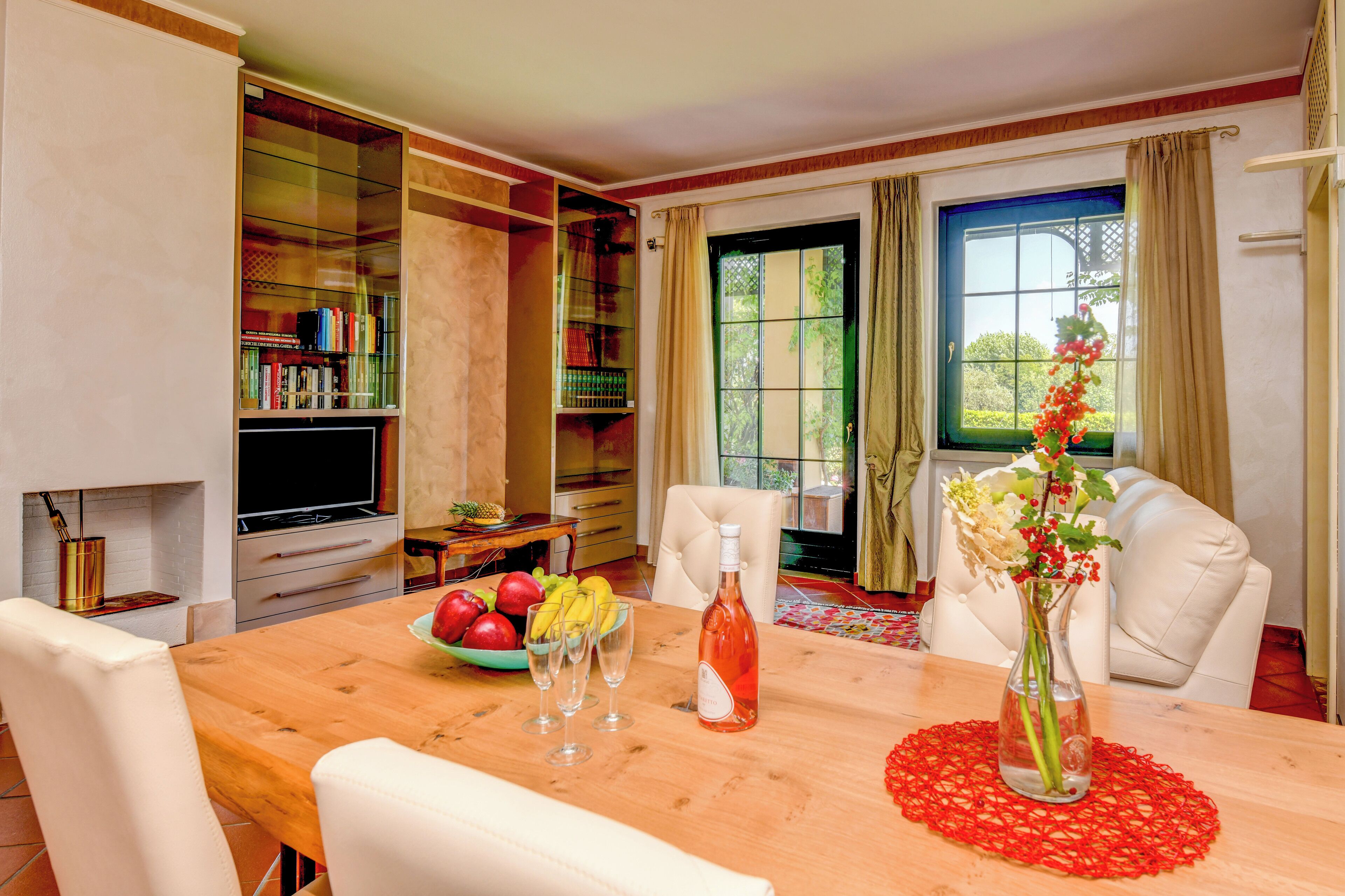 智能電視、壁爐、書籍