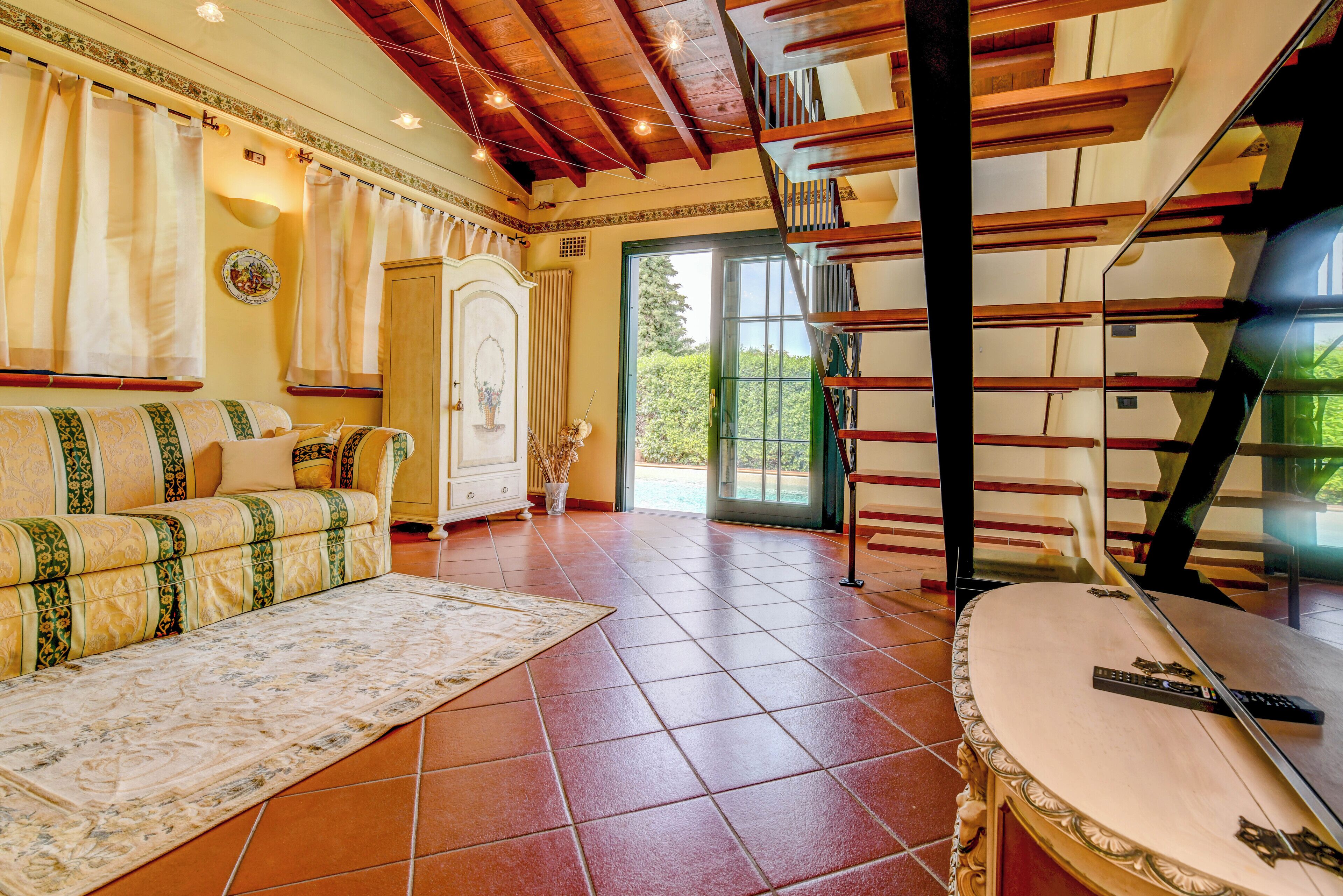 Smart-tv, een open haard en boeken