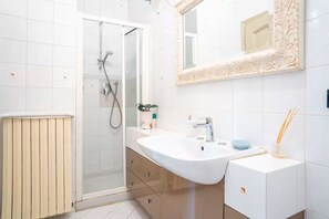 Regadera, secadora de cabello, bidet, toallas 