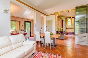 Téléviseur connecté, foyer, livres