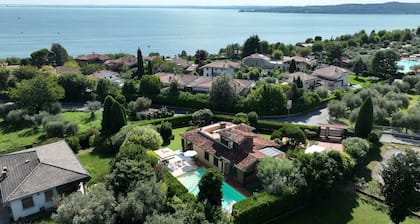 Villa Artemisia – Eleganz & Entspannung nur 300 m vom Gardasee entfernt