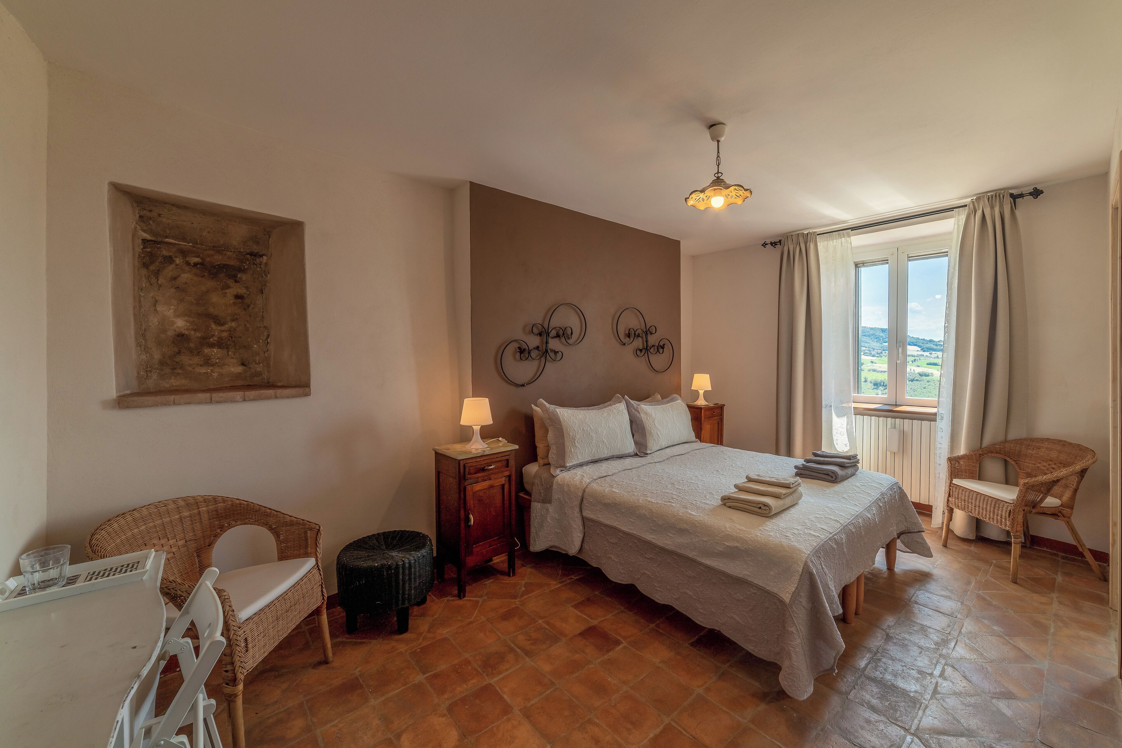 Bureau, espace de travail pour ordinateur portable, Wi-Fi gratuit