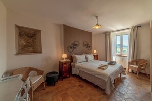 Down comforters, desk, laptop workspace, free cribs/infant beds - San Leo Albergo Diffuso (San Leo)