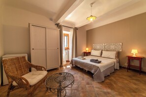 Quarto triplo, vista para a montanha | Edredons de pluma, escrivaninha, espaço de trabalho para notebook