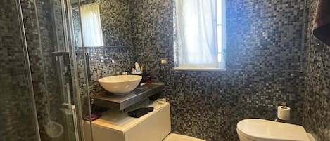 Haartrockner, HandtĂŒcher, Seife, Toilettenpapier