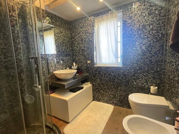 Secador de cabelo, toalhas de banho, sabonete, papel higiênico